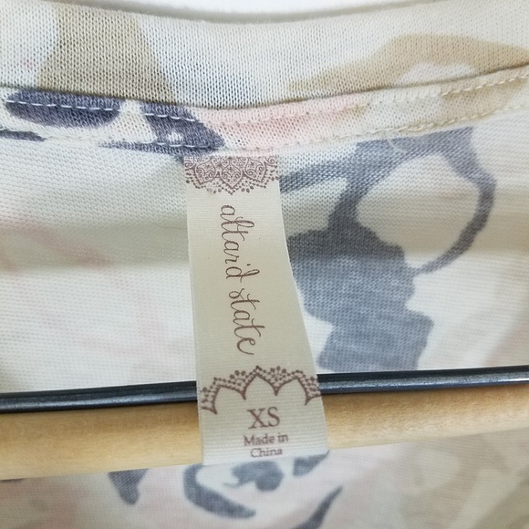 3 for $20 |Altar'd State Top Floral Pocket Rounded - Picture 3 of 4